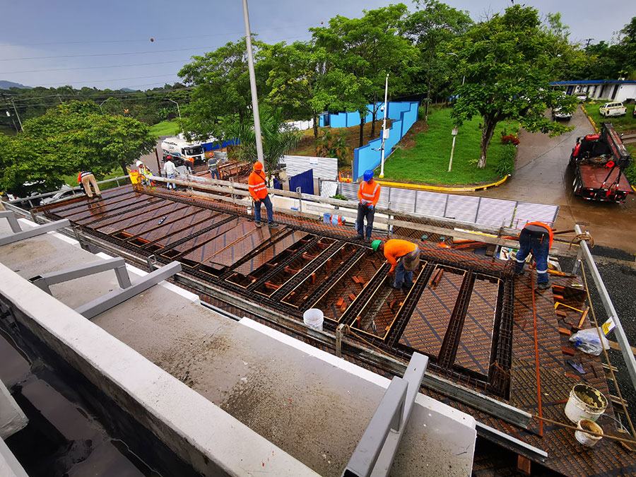 Colocación de acero de refuerzo en losa de concreto
