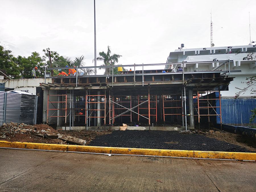 Encofrado y andamiaje durante la construcción de una losa