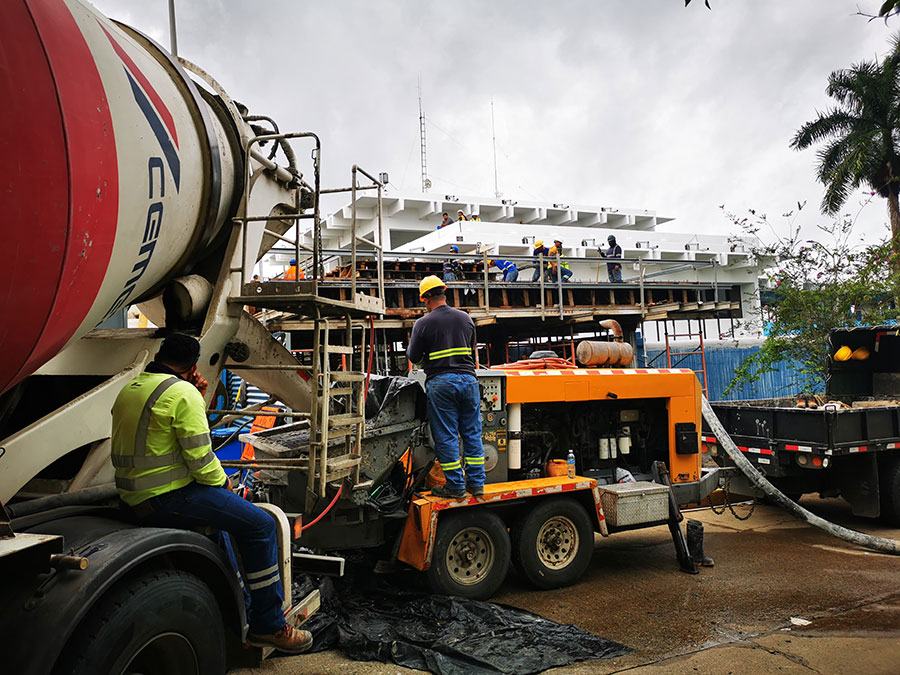 Vaciado de concreto con bomba y camión mezclador