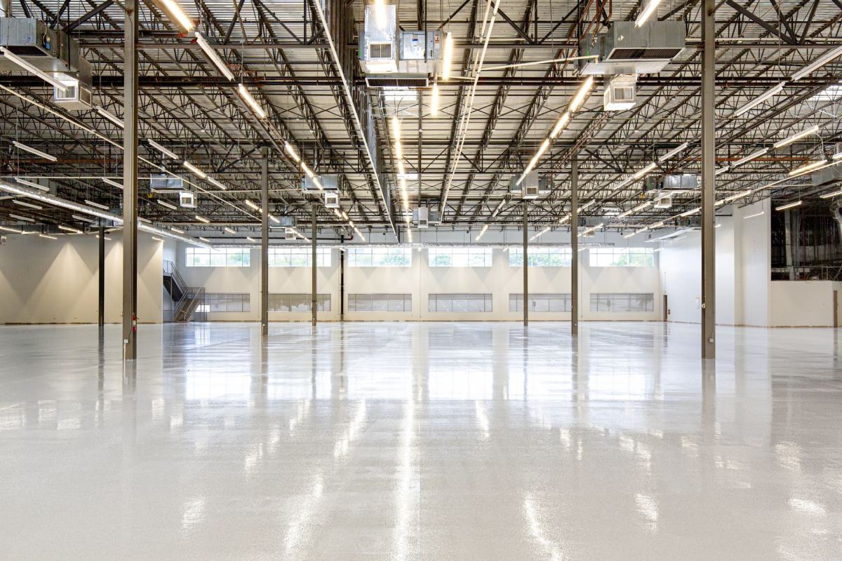 Bodega industrial con piso epóxico brillante recién aplicado