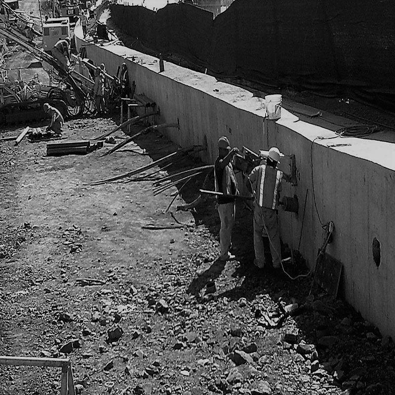 Trabajos de perforación y anclajes en el Puente Centenario